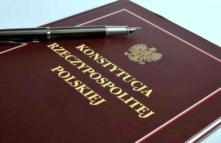 Jakie przepisy reguluje konstytucja obowiązująca w Polsce?