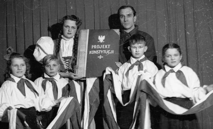 Kiedy miało miejsce uchwalenie konstytucji PRL i jakie miało to znaczenie?